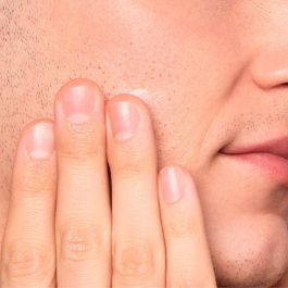 Kiehl's Ultimate Razor Burn & Bump Relief - Crème Apaisante Après Rasage, Soulage Brûlures et Poils Incarnés, 75 ml