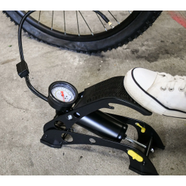 Michelin Pompe à pied avec manomètre homologuée 7 Bar - Modèle 2023 - Flexible 60 cm - Embouts inclus - Pour voiture, moto, vélo, 4x4