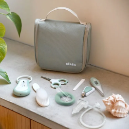 Beaba Trousse de toilette bébé 10 accessoires - Thermomètre, coupe-ongles, peigne, brosse, mouche-bébé - Format compact avec crochet - Vert sauge