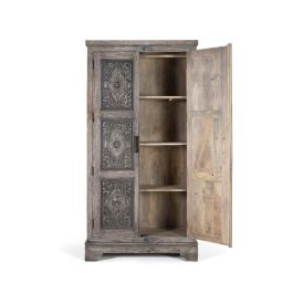GINER Y COLOMER - Armoire contemporaine en bois de manguier massif gris avec portes sculptées, étagères et barre à vêtements, aménagement intérieur spacieux