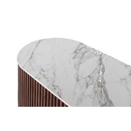 GINER Y COLOMER - Meuble TV 160 cm en bois de manguier couleur noyer, plateau marbre synthétique blanc, côtés courbes, 3 portes, poignées et base dorées