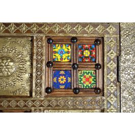GINER Y COLOMER Dora2 - Armoire 2 portes en acacia style ethnique avec applications d'azulejos et bronze repoussé - 180 x 100 x 45 cm - Couleur cerise