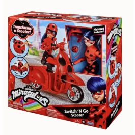 Bandai Scooter Miraculous Switch'n Go + Ladybug Lucky Charm P50668, 26 cm Muñeca articulada