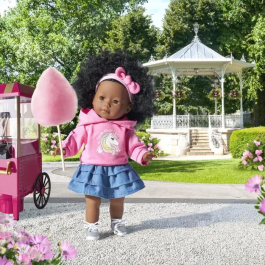 Corolle - Poupée Ma Corolle Maëlys 36 cm à la peau noire et aux cheveux frisés, vêtue d'un sweat licorne et d'une jupe jean - Sent vanille - Dès 3 ans