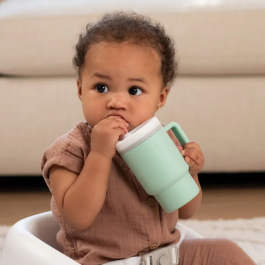 Infantino Ma Première Tasse en Silicole 255 ml Cool Mint à Paille Antifuite avec Valve et Poignée pour Bébé