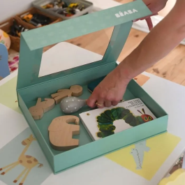 BEABA Savannah Bloom Coffret cadeau 1er repas bébé - Assiette inox, couverts ergonomiques, bavoir à manches et boîte à souvenirs