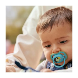 Philips Avent SCF087/27 Lot de 4 sucettes Ultra Air, sans BPA, brillent dans le noir, 6-18 mois, jour et nuit, vert/orange, 80% matériaux d'origine végétale