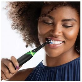 Oral-B Brosse à dents électrique iO5 Noir - 415107 - Technologie IA et 6 modes de brossage avec chargeur et étui