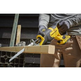 Stanley Fatmax SFMCS300D2K-QW Scie sans fil 18V 2 batteries 2 Ah + chargeur Profondeur de coupe 300 mm