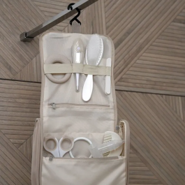 Beaba - Trousse de toilette bébé avec 10 accessoires - Thermomètre de bain, thermomètre digital, ciseaux, coupe-ongles, brosse, peigne, anneau de dentition - Terre d'argile