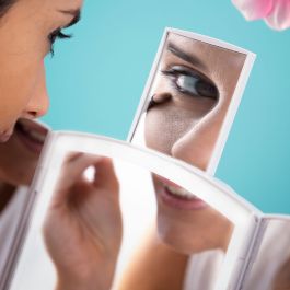 Miroir LED Pliable avec Organisateur de Maquillage 3-en-1 Panomir InnovaGoods