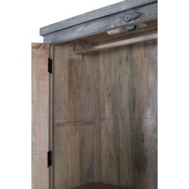 GINER Y COLOMER - Armoire contemporaine en bois de manguier massif gris avec portes sculptées, étagères et barre à vêtements, aménagement intérieur spacieux