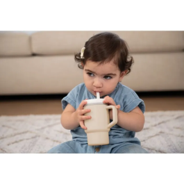 Infantino - Ma Première Tasse en Silicone, 255 ml (25.5cl) - Sable - Tasse d'apprentissage avec Paille anti-fuite, Couvercle et Poignée pour Bébé et Enfant