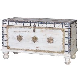 Giner y Colomer - Coffre de rangement en bois de manguier massif avec incrustations fer et bronze, finition blanc vieilli, 57 x 100 x 40 cm Precio: 503.988. SKU: B152GTBARQ
