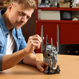 Lego Icons 11373 Set pour Adultes : Le Seigneur des Anneaux - Le Casque de Sauron en Brique de Construction à Exposer