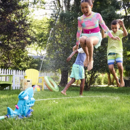 Nerf Super Soaker Hop & Chomp - Arroseur requin avec mâchoire articulée, se raccorde au tuyau d'arrosage, jouet d'eau pour enfants à partir de 3 ans