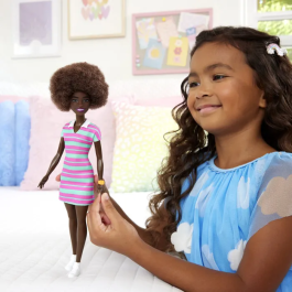 Barbie Fashionista JJN60 - Poupée mannequin mode avec tenue à rayures, Fashionistas Mattel - Jouet enfant 3 ans et plus