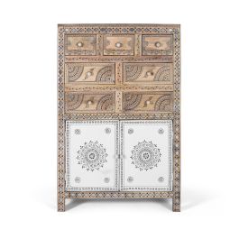 Buffet haut en bois de manguier et MDF avec 7 tiroirs et 2 portes, détails peints à la main, dimensions 45.5x69 cm (hors pattes), couleur naturelle et blanc Precio: 995.988. SKU: B1C7NBVBEK