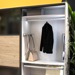 Emuca Porte-ceintures lateral extractible, Anodisé mat, Plastique et Aluminium.