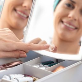 Miroir LED Pliable avec Organisateur de Maquillage 3-en-1 Panomir InnovaGoods