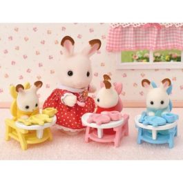Sylvanian Families Figurine Trillizos de Conejitos de Chocolate avec Accessoires de Puericultura, 3 ans et +