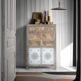 Buffet haut en bois de manguier et MDF avec 7 tiroirs et 2 portes, détails peints à la main, dimensions 45.5x69 cm (hors pattes), couleur naturelle et blanc