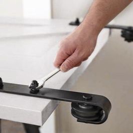 Emuca Kit de quincaillerie pour porte coulissante suspendue Barn en bois, avec fermeture souple, panneaux non inclus, Acier et Plastique, Peint en noir