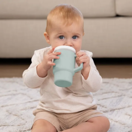 Infantino Ma Première Tasse en Silicone pour Bébé, 255 ml, Anti-Fuite avec Poignée et Paille Sécurisée - Moody Blue