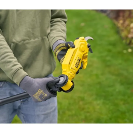 Stanley Fatmax Sécateur sur Perche Électrique sans fil 18V - Modèle SFMCPP632B-XJ - Outil Nu (Sans Batterie)