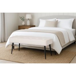 GINER Y COLOMER Banc avec assise en tissu beige capitonnée, structure en bois et pates coniques en fer noir, nécessite un montage