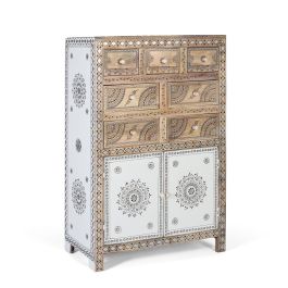 Buffet haut en bois de manguier et MDF avec 7 tiroirs et 2 portes, détails peints à la main, dimensions 45.5x69 cm (hors pattes), couleur naturelle et blanc