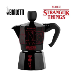 Bialetti Moka Express Stranger Things 3 Tasses 130 ml Cafetière Italienne Design Noir et Rouge avec Bouton Musical USB-C Collector Precio: 71.604. SKU: B1FZTQW2LG