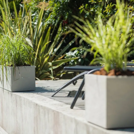 EDA Pot de fleurs Volcania Up - Bac Carré 30 cm, 21 L, Décor Pierre, Intérieur/Extérieur, Empilable, Beige Calcaire (29.5x29.5xH29.5 cm)