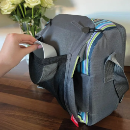 Nuby Siège réhausseur pour enfant avec harnais 3 points ajustable, à partir de 6 mois, design bleu à rayures, imperméable et portable en sac