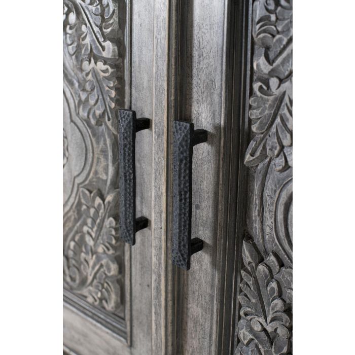 GINER Y COLOMER - Armoire contemporaine en bois de manguier massif gris avec portes sculptées, étagères et barre à vêtements, aménagement intérieur spacieux 4