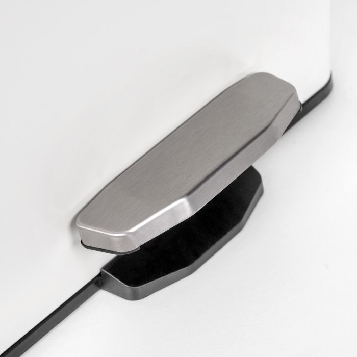 Emuca Bac de tri sélectif a compartiments Recycle, ouverture du couvercle par pédale, 1x12litres, Aluminium, Peint en blanc 4 Emuca Bac de tri sélectif a compartiments Recycle, ouverture du couvercle par pédale, 1x12litres, Aluminium, Peint en blanc 4