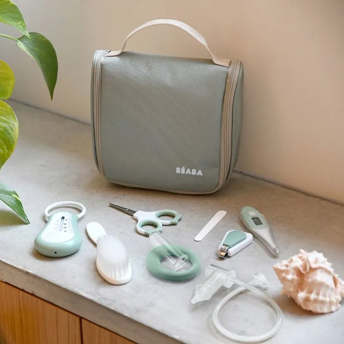 Beaba Trousse de toilette bébé 10 accessoires - Thermomètre, coupe-ongles, peigne, brosse, mouche-bébé - Format compact avec crochet - Vert sauge Beaba Trousse de toilette bébé 10 accessoires - Thermomètre, coupe-ongles, peigne, brosse, mouche-bébé - Format compact avec crochet - Vert sauge