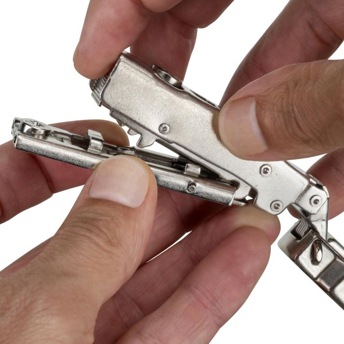 Emuca Lot de 20 charnières coudées X91 à fermeture amortie avec embases droite à visser, Hauteur 1, Acier, Nickelé 2 Emuca Lot de 20 charnières coudées X91 à fermeture amortie avec embases droite à visser, Hauteur 1, Acier, Nickelé 2