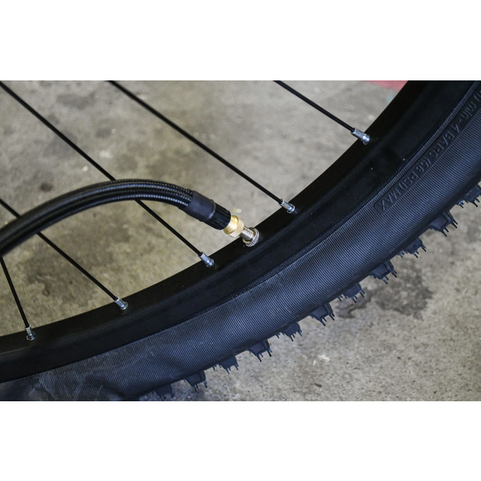 Michelin Pompe à pied avec manomètre homologuée 7 Bar - Modèle 2023 - Flexible 60 cm - Embouts inclus - Pour voiture, moto, vélo, 4x4 Michelin Pompe à pied avec manomètre homologuée 7 Bar - Modèle 2023 - Flexible 60 cm - Embouts inclus - Pour voiture, moto, vélo, 4x4