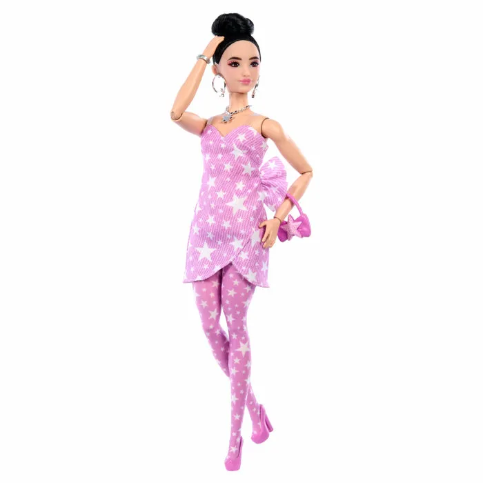 Barbie JJN71 - Poupée Barbie Deluxe Style, robe en denim rose imprimé étoile, poupée de mode articulée pour enfants dès 4 ans Barbie JJN71 - Poupée Barbie Deluxe Style, robe en denim rose imprimé étoile, poupée de mode articulée pour enfants dès 4 ans