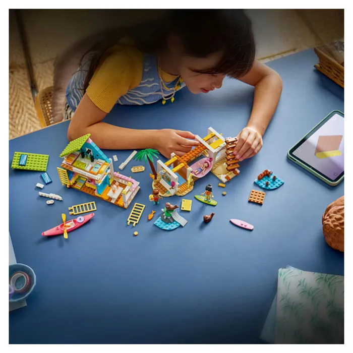 LEGO Friends 42699 - Maison de Plage avec Phoques, Jeu de Construction 3 Mini-Poupées et Accessoires - à Partir de 7 Ans LEGO Friends 42699 - Maison de Plage avec Phoques, Jeu de Construction 3 Mini-Poupées et Accessoires - à Partir de 7 Ans
