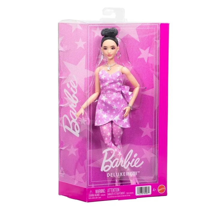 Barbie JJN71 - Poupée Barbie Deluxe Style, robe en denim rose imprimé étoile, poupée de mode articulée pour enfants dès 4 ans Barbie JJN71 - Poupée Barbie Deluxe Style, robe en denim rose imprimé étoile, poupée de mode articulée pour enfants dès 4 ans