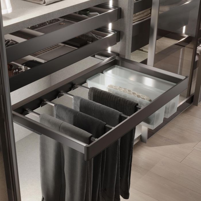 Emuca Kit de porte-pantalon à 7tringles, panier et rack ajustable Quartz pour armoires, glissières extension totale et à fermeture douce, Module 90cm, Finition Titane 1