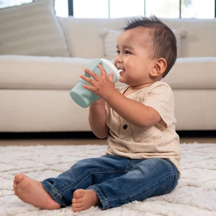 Infantino Ma Première Tasse en Silicone pour Bébé, 255 ml, Anti-Fuite avec Poignée et Paille Sécurisée - Moody Blue Infantino Ma Première Tasse en Silicone pour Bébé, 255 ml, Anti-Fuite avec Poignée et Paille Sécurisée - Moody Blue
