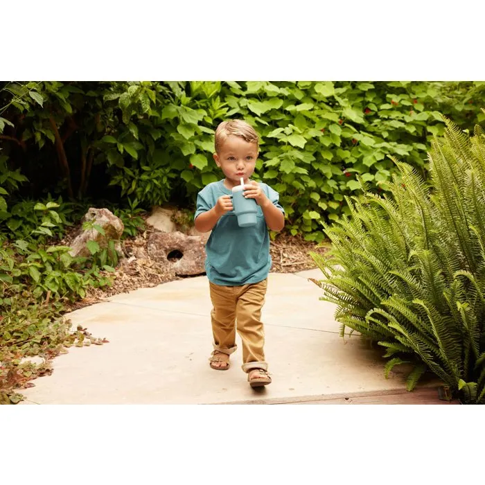 Infantino Ma Première Tasse en Silicone pour Bébé, 255 ml, Anti-Fuite avec Poignée et Paille Sécurisée - Moody Blue Infantino Ma Première Tasse en Silicone pour Bébé, 255 ml, Anti-Fuite avec Poignée et Paille Sécurisée - Moody Blue