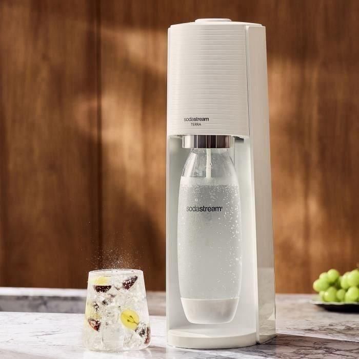 Machine a soda et eau pétillante SODASTREAM - TERRA Blanche - 2 bouteilles compatible lave-vaisselle - 1 recharge de gaz 60L 1 Machine a soda et eau pétillante SODASTREAM - TERRA Blanche - 2 bouteilles compatible lave-vaisselle - 1 recharge de gaz 60L 1