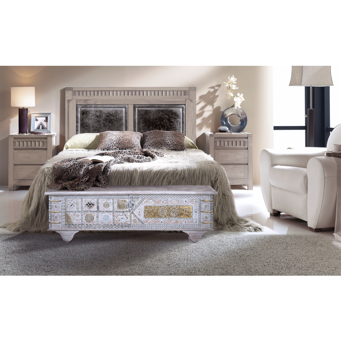 GINER Y COLOMER Malle de rangement en bois de manguier avec finition blanc vieilli, ouverture par le dessus, détails en bronze - 48 x 148 x 43 cm 6 GINER Y COLOMER Malle de rangement en bois de manguier avec finition blanc vieilli, ouverture par le dessus, détails en bronze - 48 x 148 x 43 cm 6
