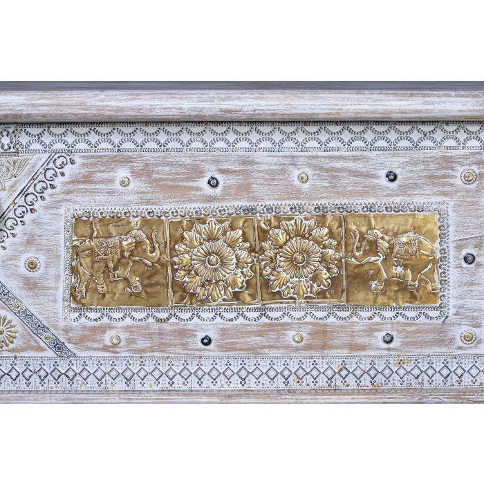 GINER Y COLOMER Malle de rangement en bois de manguier avec finition blanc vieilli, ouverture par le dessus, détails en bronze - 48 x 148 x 43 cm 4 GINER Y COLOMER Malle de rangement en bois de manguier avec finition blanc vieilli, ouverture par le dessus, détails en bronze - 48 x 148 x 43 cm 4
