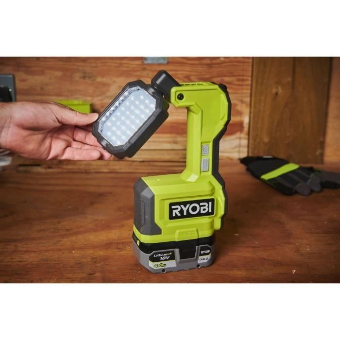 Lampe LED - RYOBI - 18V - pivotable - 1 500 / 700 / 200 Lumens - Ports USB-A et USB-C - Compatible RYOBI LINK et base magnétique 2