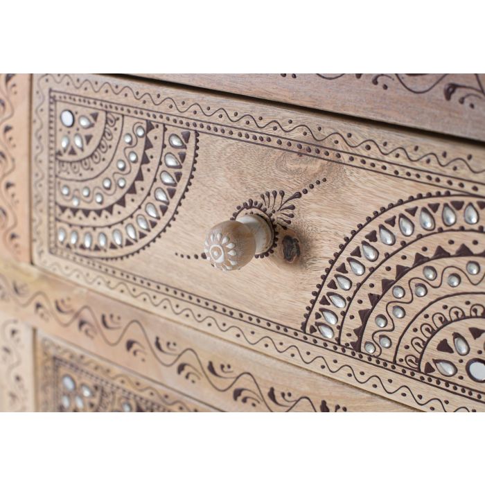 Buffet haut en bois de manguier et MDF avec 7 tiroirs et 2 portes, détails peints à la main, dimensions 45.5x69 cm (hors pattes), couleur naturelle et blanc 5 Buffet haut en bois de manguier et MDF avec 7 tiroirs et 2 portes, détails peints à la main, dimensions 45.5x69 cm (hors pattes), couleur naturelle et blanc 5